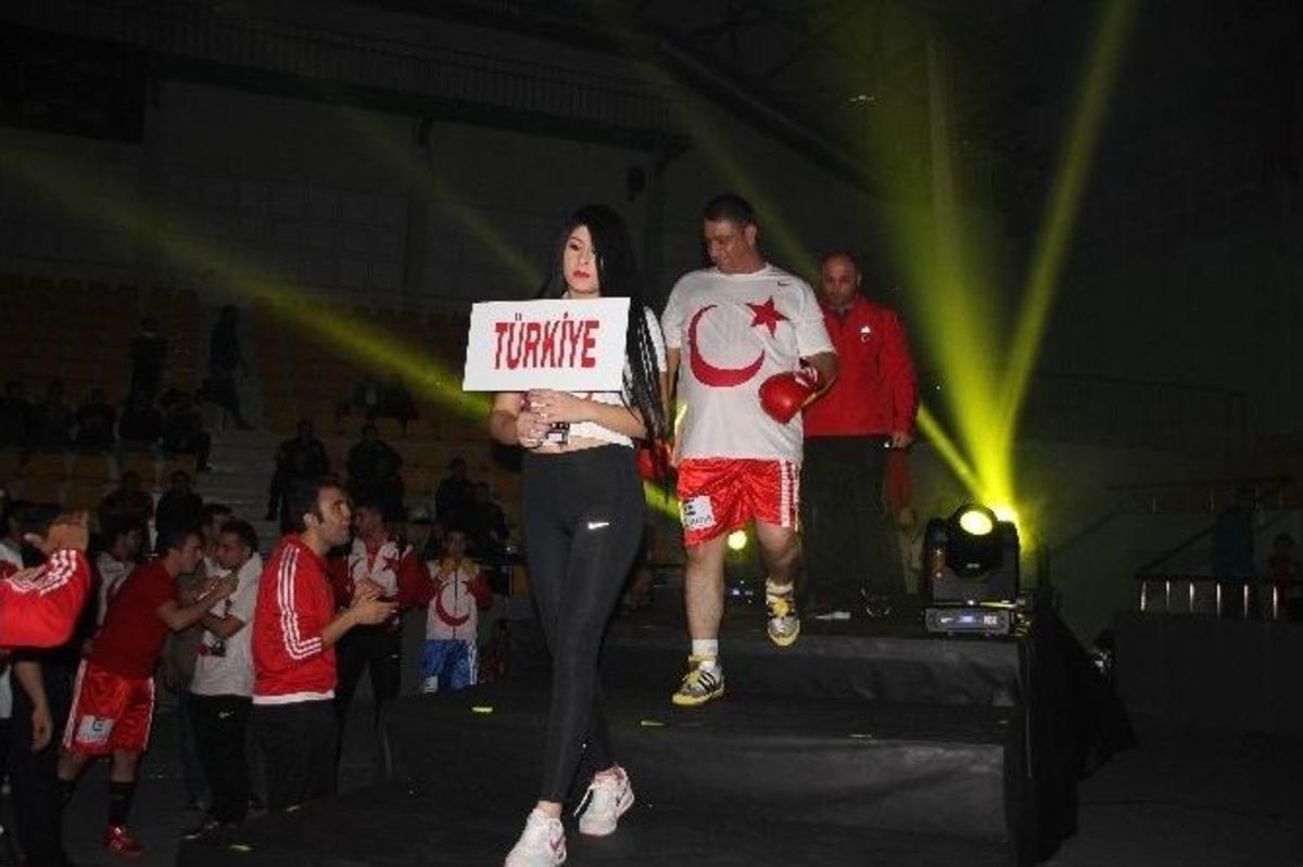 Yumruklar Demokrasi Şehitleri İ&ccedil;in Atıldı