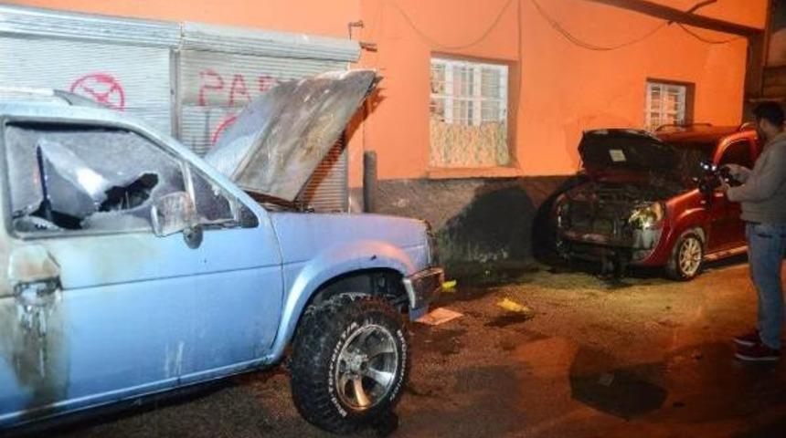 Park Halindeki Iki Ara&ccedil; Kundaklandı