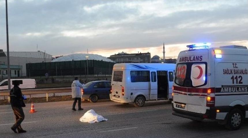Servis Aracı Yayaya &Ccedil;arptı; 1 &Ouml;l&uuml;