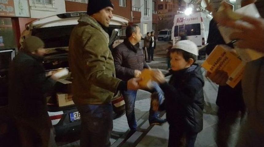 Vefa Derneği Mevlit Kandili&rsquo;nde 6 Bin Kitap Dağıttı