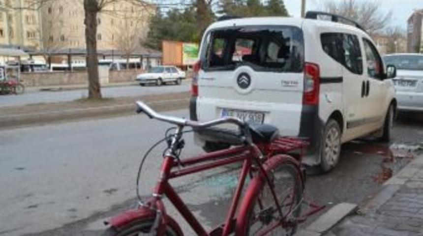 Kamyonete &Ccedil;arpan Bisikletli &Ccedil;ocuk Yaralandı