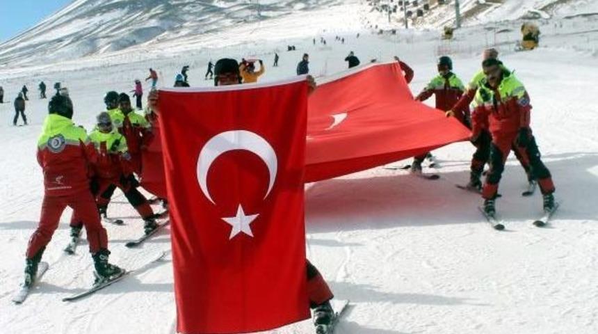 Erciyes Dağı'nda Şehitler I&ccedil;in Bayraklı 'saygı Inişi'