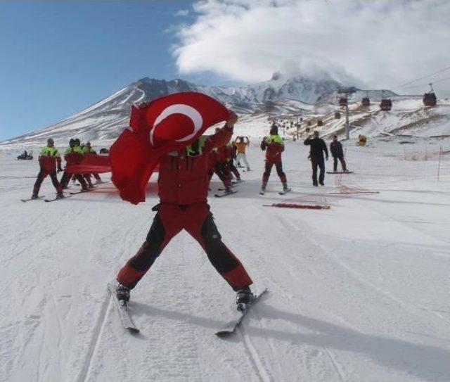 Erciyes Dağı'nda Şehitler Için Bayraklı 'saygı Inişi'