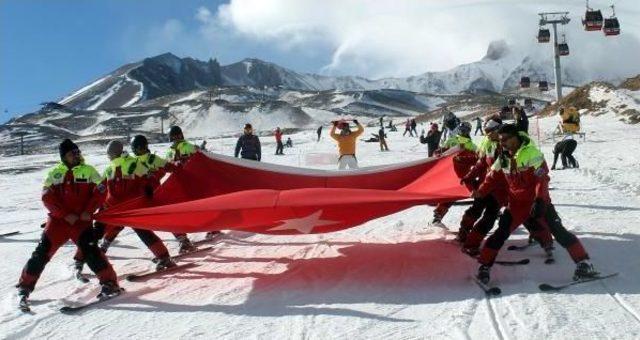 Erciyes Dağı'nda Şehitler Için Bayraklı 'saygı Inişi'