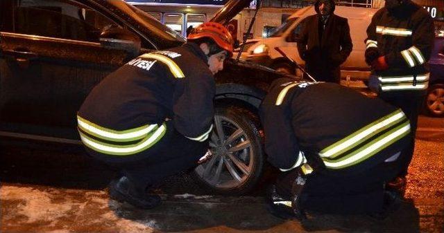 Isınmak İçin Otomobilin Kaputuna Giren Kedi Yavrusunu İtfaiye Ekipleri Kurtardı