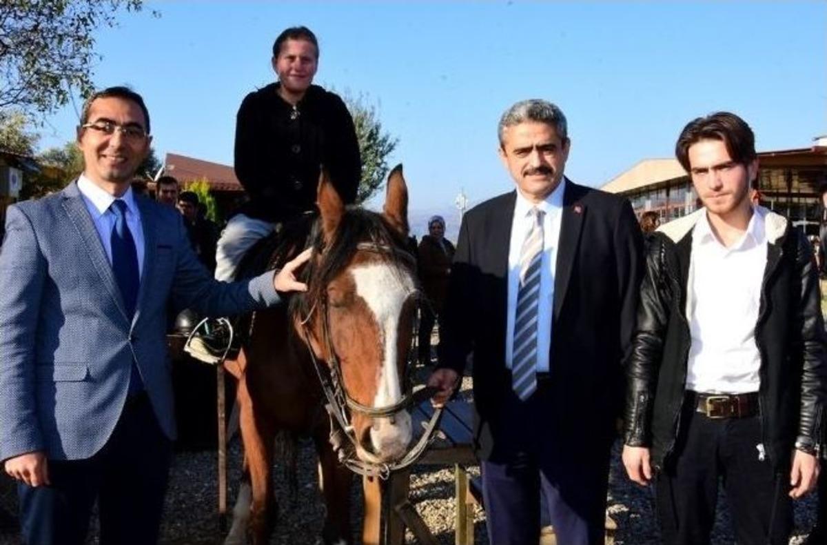 &Ouml;zel &Ccedil;ocuklar At &Uuml;zerinde Terapiyle Hayata Bağlanmaya Devam Ediyor