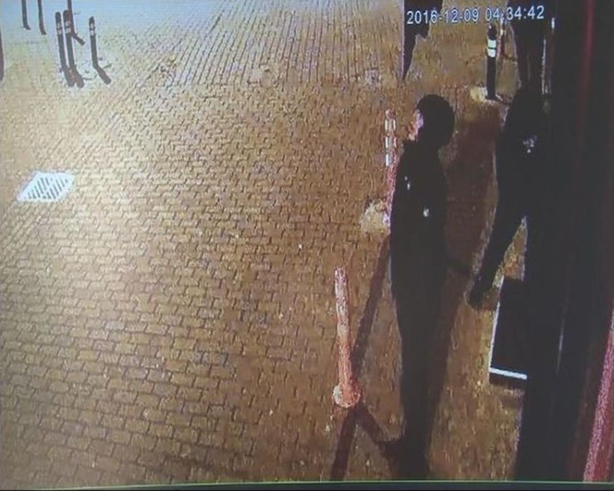 Acemi Hırsızlar İkinci Defa Geldikleri D&uuml;kkanın Kapısını A&ccedil;amadı, O Anlar G&uuml;venlik Kamerasına Yansıdı...(&ouml;zel Haber)