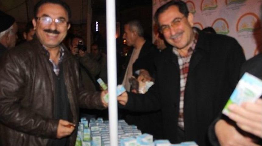 Tarım İl M&uuml;d&uuml;rl&uuml;ğ&uuml; Camide Vatandaşlara S&uuml;t Dağıttı