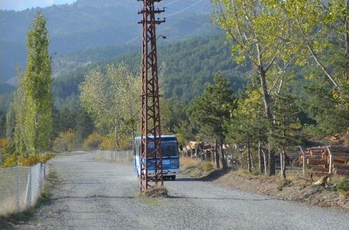 Tosya&rsquo;da Yol Ortasında Kalan Elektrik Direği Kaldırıldı