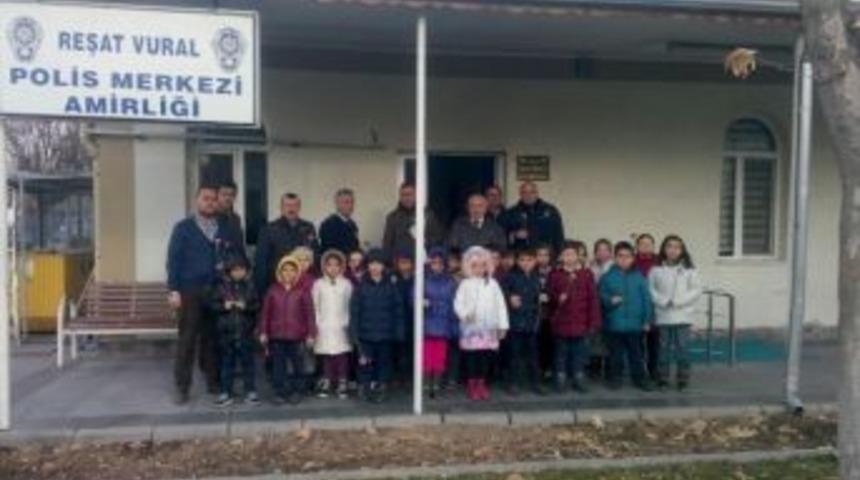 Minikler Polis Amcalarını Unutmadı