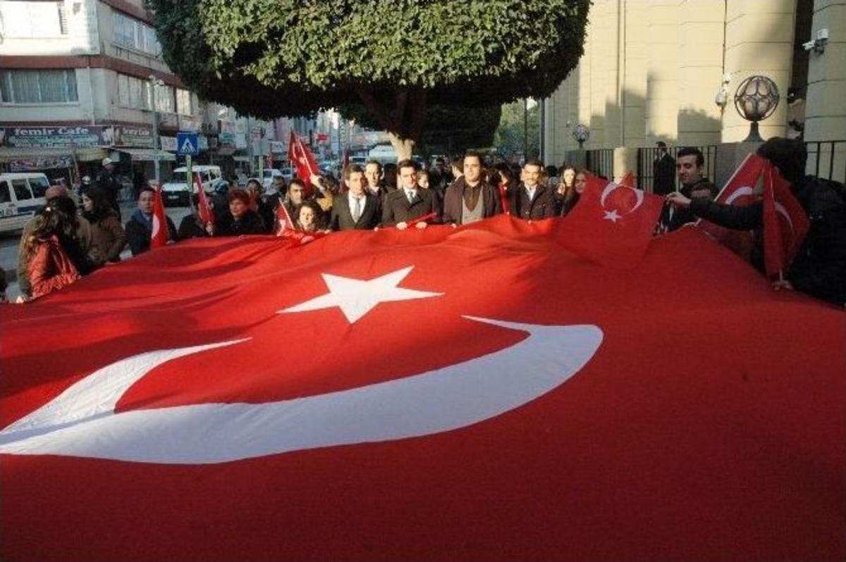 Adana Adliyesi &Ccedil;alışanları Şehit Cenazesine Y&uuml;r&uuml;y&uuml;ş Yaparak Katıldı