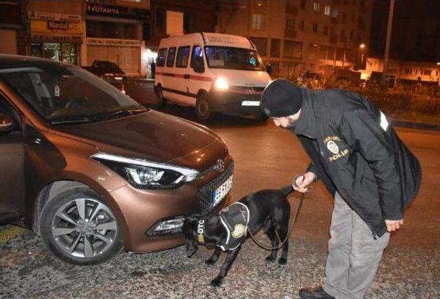 Edirne'de Asayiş Uygulamasında Satır Ve Tabanca Bulundu