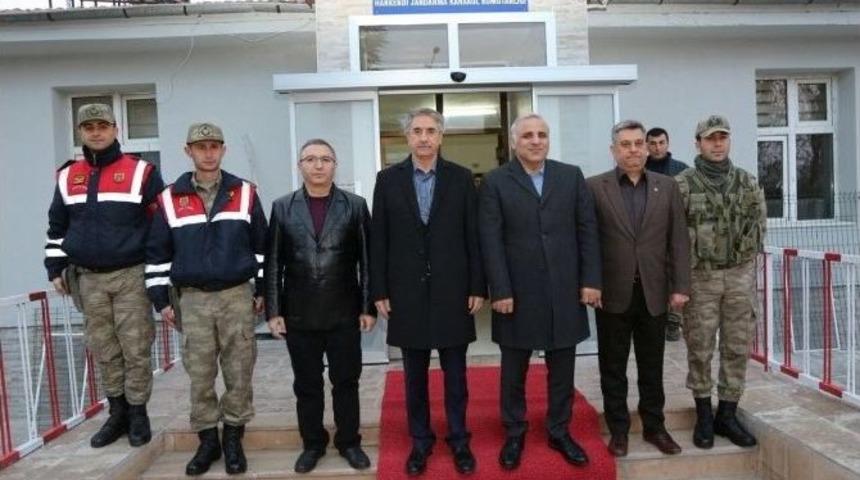 Elazığ&rsquo;da Vali Ve Başkandan Polis Ve Askere Moral Ziyareti