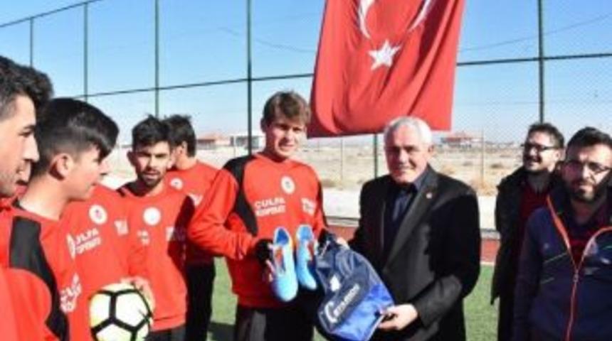 Eskil Belediyesi&rsquo;nden Eskilg&uuml;c&uuml; Futbol Kul&uuml;b&uuml;ne Malzeme Yardımı