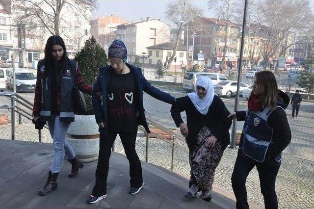 İç Çamaşırından Uyuşturucu Çıkan Genç Kız Tututlandı, Nine Serbest