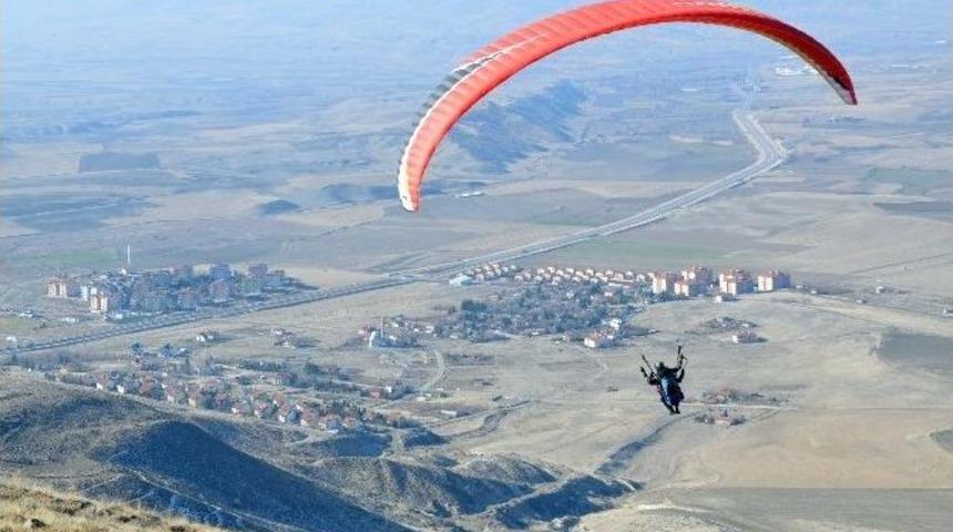D&ouml;vizini Bozduran Vatandaşlar, Başkent Semalarında U&ccedil;tu
