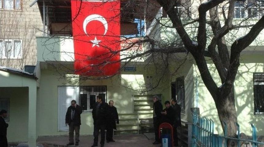 Vanlı Şehidin Ailesi Taziyeleri Kabul Etmeye Başladı