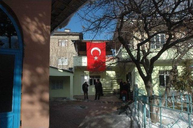 Vanlı Şehidin Ailesi Taziyeleri Kabul Etmeye Başladı