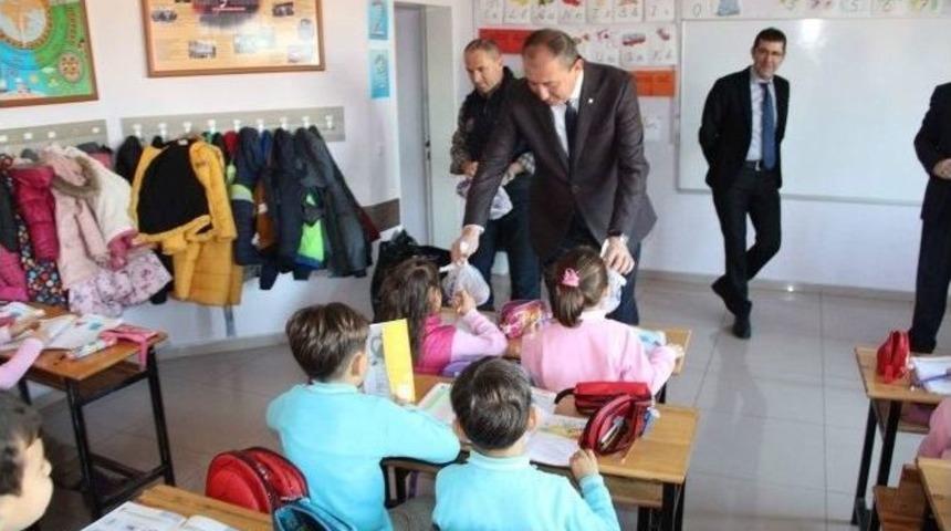 Biga&rsquo;da &Ouml;ğrencilere Elma Dağıtıldı