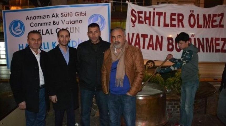 Ter&ouml;r Saldırısına S&uuml;t Ve T&uuml;rk Bayrağı Dağıtarak Tepki G&ouml;sterdiler