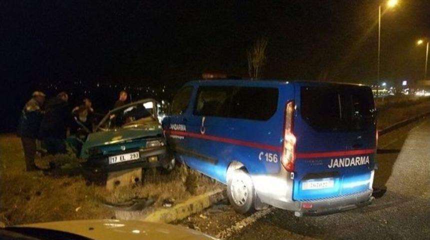 Jandarma Minib&uuml;s&uuml; İle Otomobil &Ccedil;arpıştı: 7 Yaralı