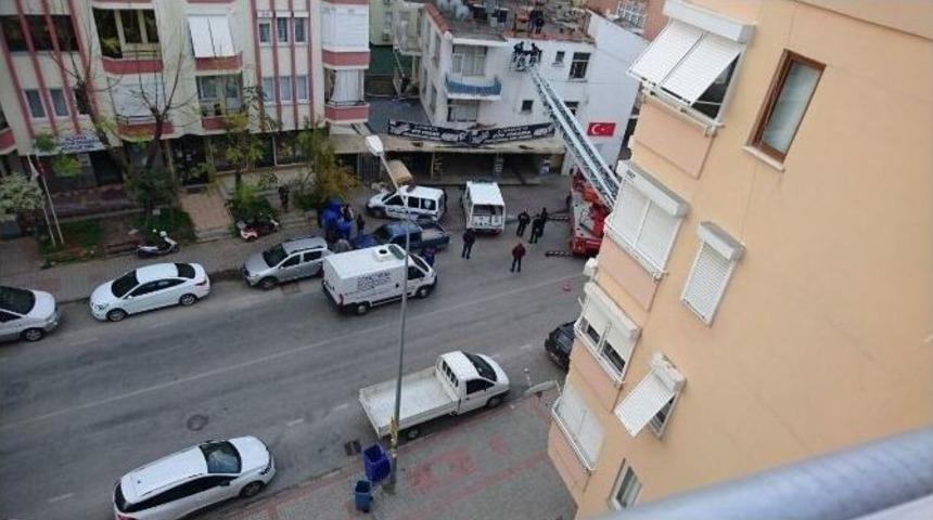 Kendini Binanın &Ccedil;atısına Astı, Cesedi Sabah Fark Edildi