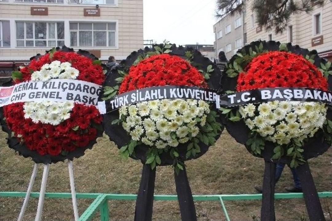 Kayseri&rsquo;de Şehit Cenazesinde Chp &Ccedil;elengini Par&ccedil;aladılar