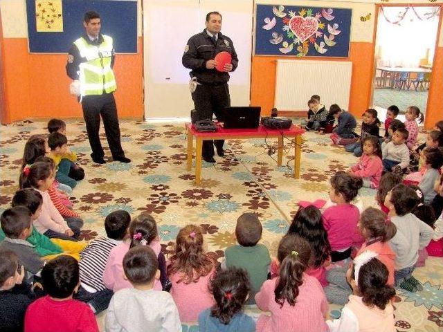 Araban İlçe Emniyet Amirliğinden Miniklere Trafik Semineri