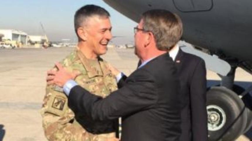 Abd'li Savunma Bakanı Carter, Irak'taki Geyara Havalanını Ziyaret Etti