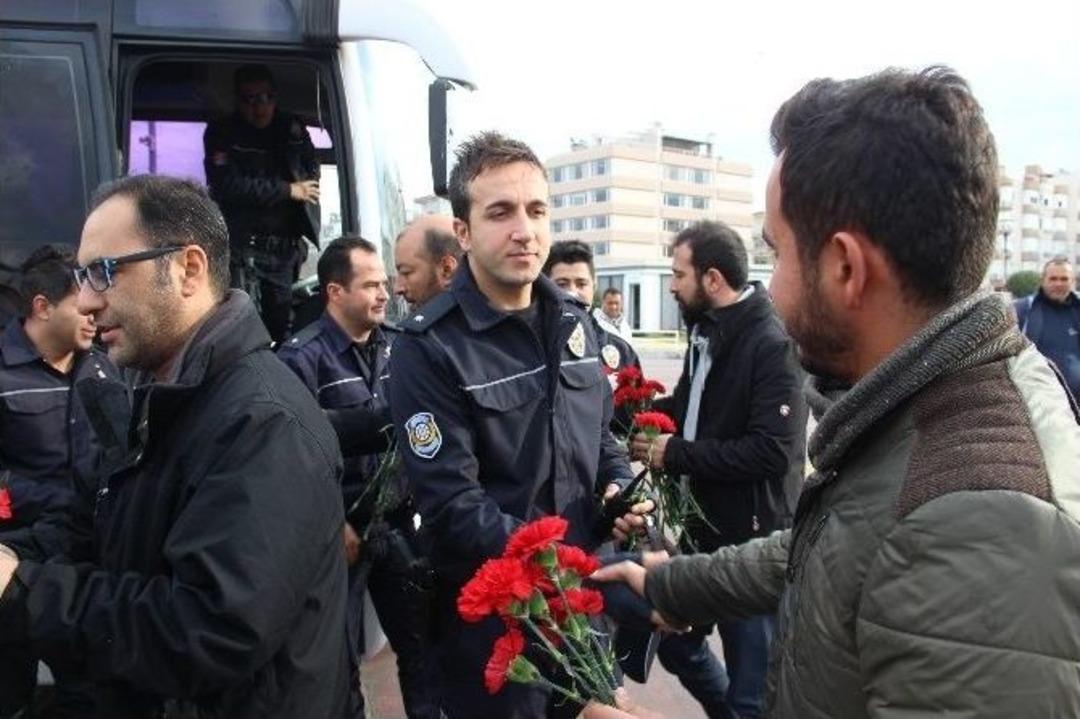 Gazetecilerden &Ccedil;evik Kuvvete Karanfil