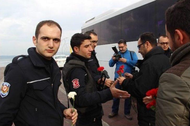 Gazetecilerden Çevik Kuvvete Karanfil G1