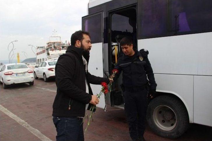 Gazetecilerden Çevik Kuvvete Karanfil G2