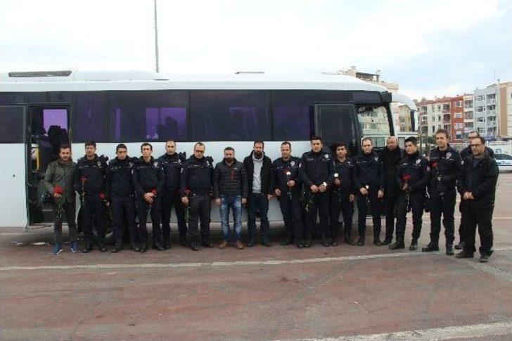 Gazetecilerden Çevik Kuvvete Karanfil G3