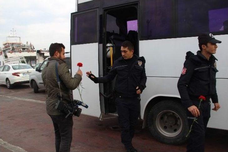 Gazetecilerden Çevik Kuvvete Karanfil G5