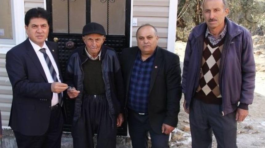 Yangında Evini Kaybeden 92 Yaşındaki Hasan Dedeye Prefabrik Ev