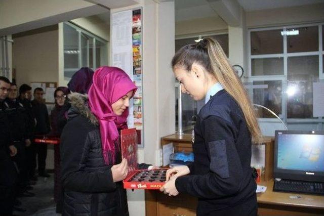 Oltu Anadolu Kız İmam Hatip Lisesi Öğrencilerinden Polislere Taziye Ziyareti