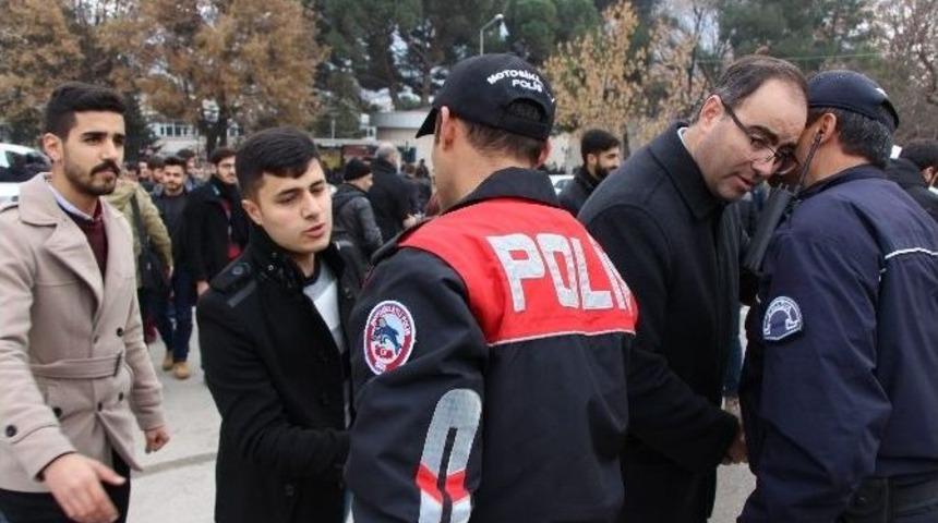 &Uuml;niversiteliler Polisin Acısını Paylaştı