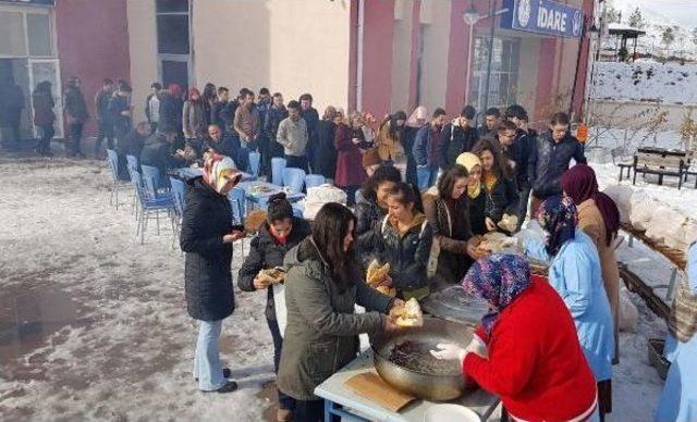 Yurt &Ouml;ğrencilerine Hamsi Ziyafeti 1