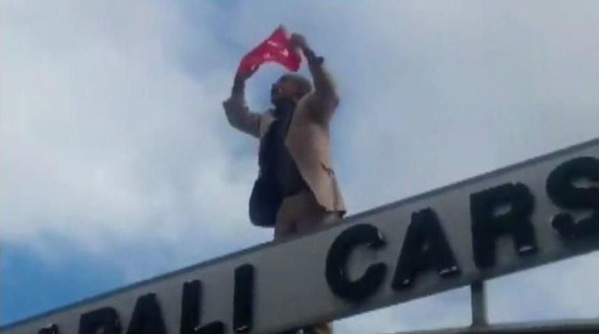 Şehit Haberlerine Dayanamayan Vatandaş Meydanda Tek Başına Eylem Yaptı