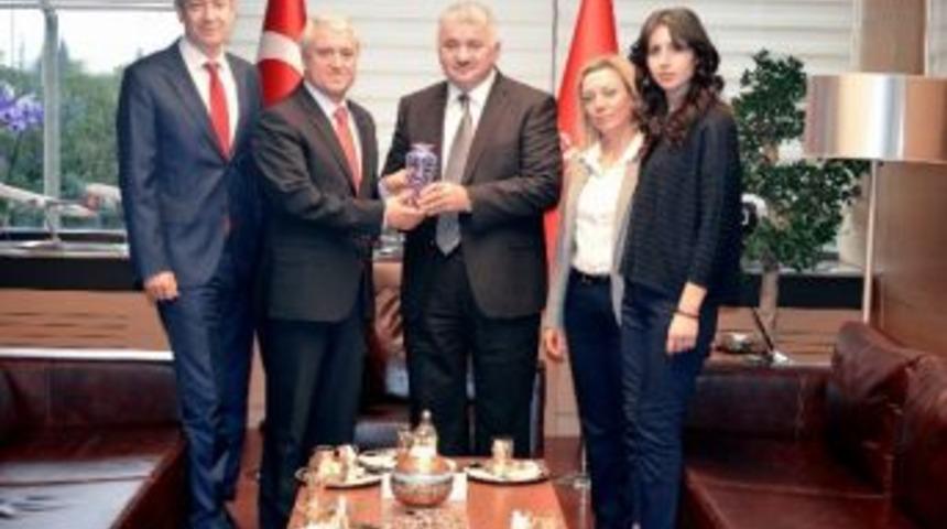 Rekt&ouml;r G&uuml;ndoğan, Thy Genel M&uuml;d&uuml;r&uuml; Bilal Ekşi&rsquo;yi Ziyaret Etti