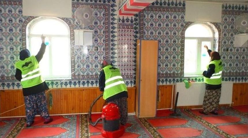 Seyitgazi Belediyesi&rsquo;nin Cami Ve Cemevi Temizlik &Ccedil;alışmaları