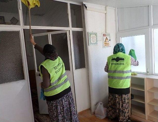 Seyitgazi Belediyesi&rsquo;nin Cami Ve Cemevi Temizlik &Ccedil;alışmaları 1