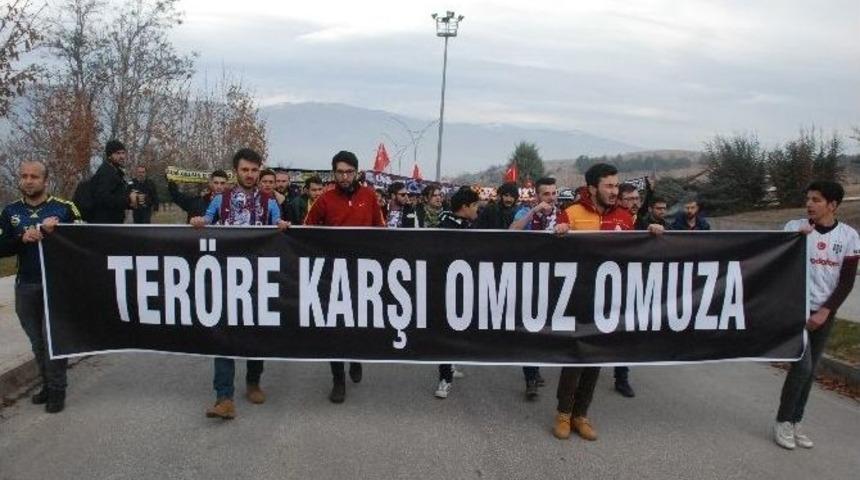 &Uuml;niversiteli &Ouml;ğrencilerden Ter&ouml;re Tepki Y&uuml;r&uuml;y&uuml;ş&uuml;