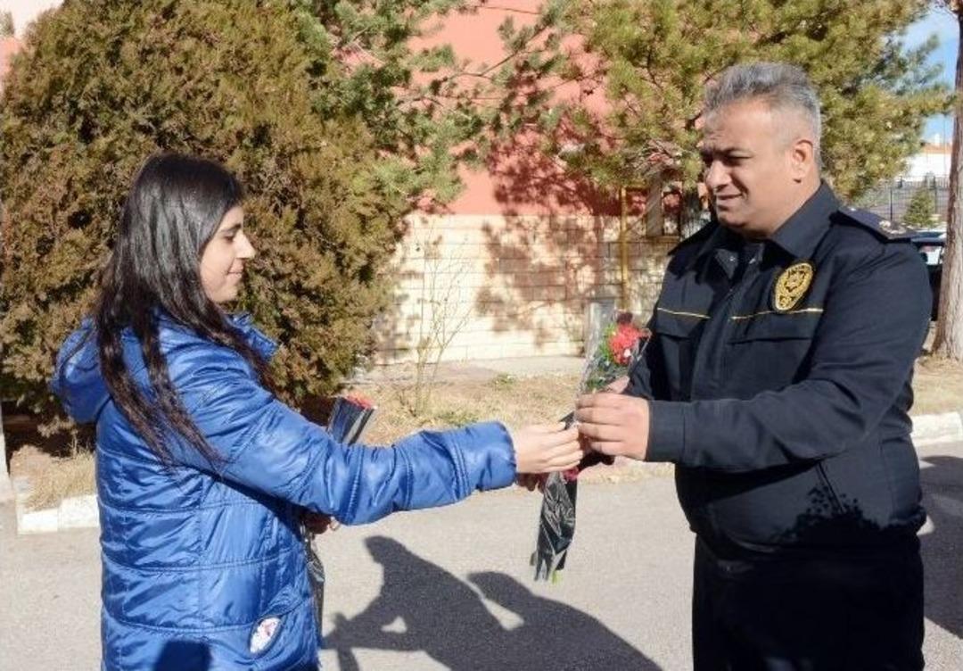 Aksaray&rsquo;da Lise &Ouml;ğrencilerinden Polise Destek