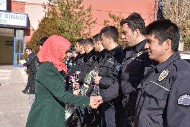 Aksaray'da Lise Öğrencilerinden, Çevik Kuvvet Polisine Karanfil