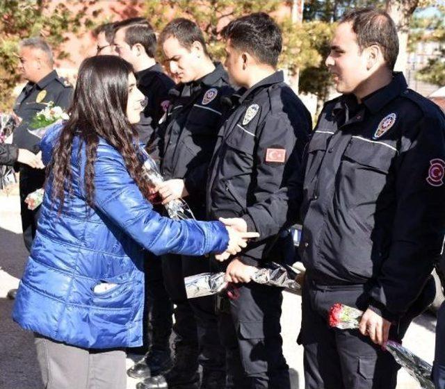 Aksaray'da Lise Öğrencilerinden, Çevik Kuvvet Polisine Karanfil