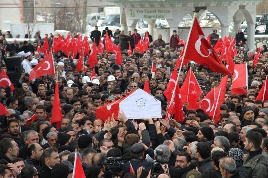 Van Şehidini G&ouml;zyaşlarıyla Uğurluyor