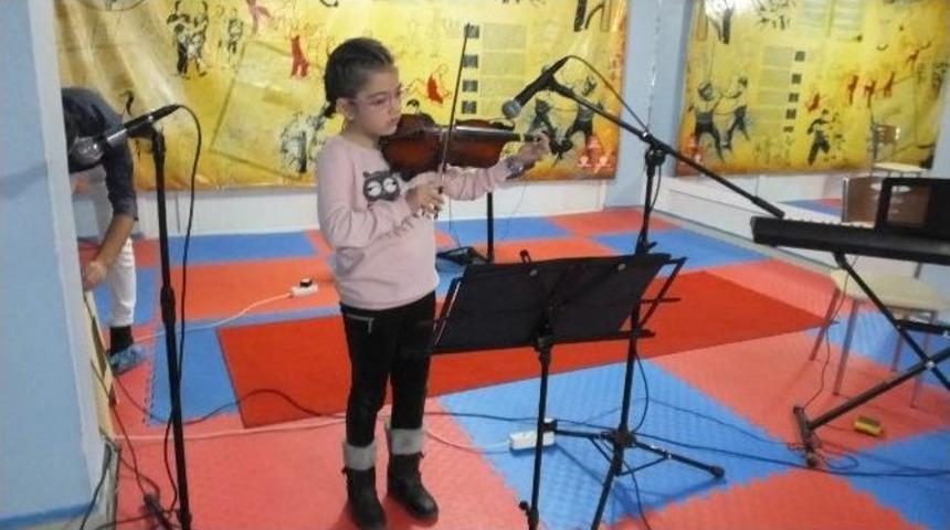 Burhaniye&rsquo;de Minikler H&uuml;nerlerini Sergiledi