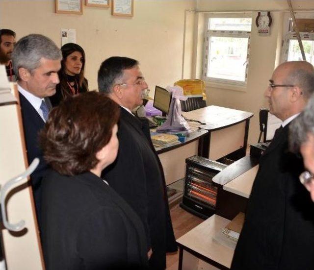 Bakan Yılmaz, Adana'da Patlamada Zarar Gören Milli Eğitim Binasını Inceledi