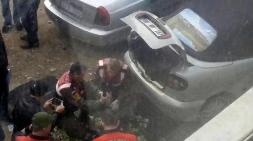 Park Halindeki Otomobilde &Ccedil;ok Sayıda Silah Ele Ge&ccedil;irildi